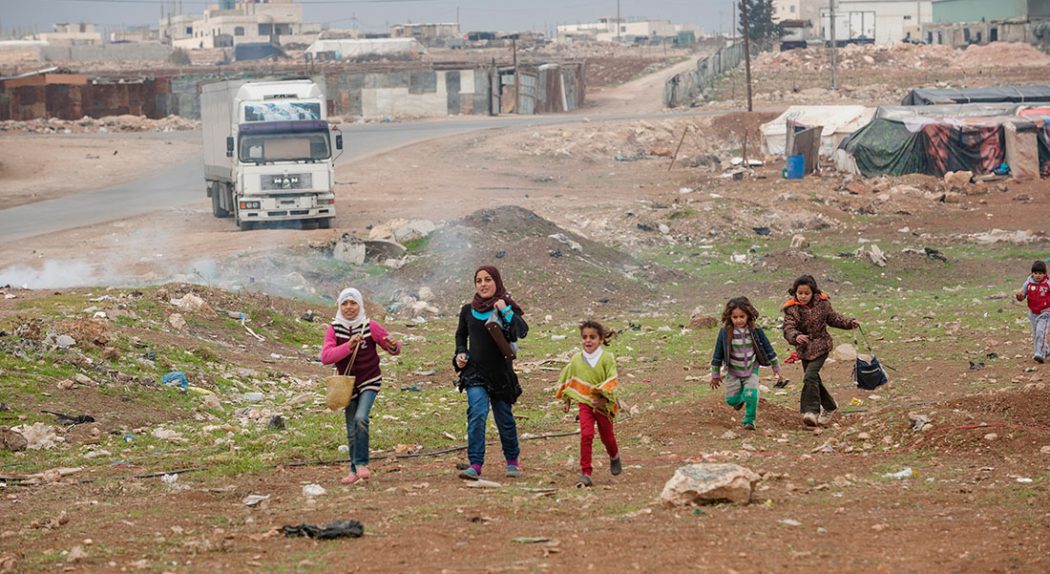 De syriska flyktingbarnen i det inofficiella tältlägret Al Jabali i Amman, Jordanien, längtar efter att skoldagen ska börja.
