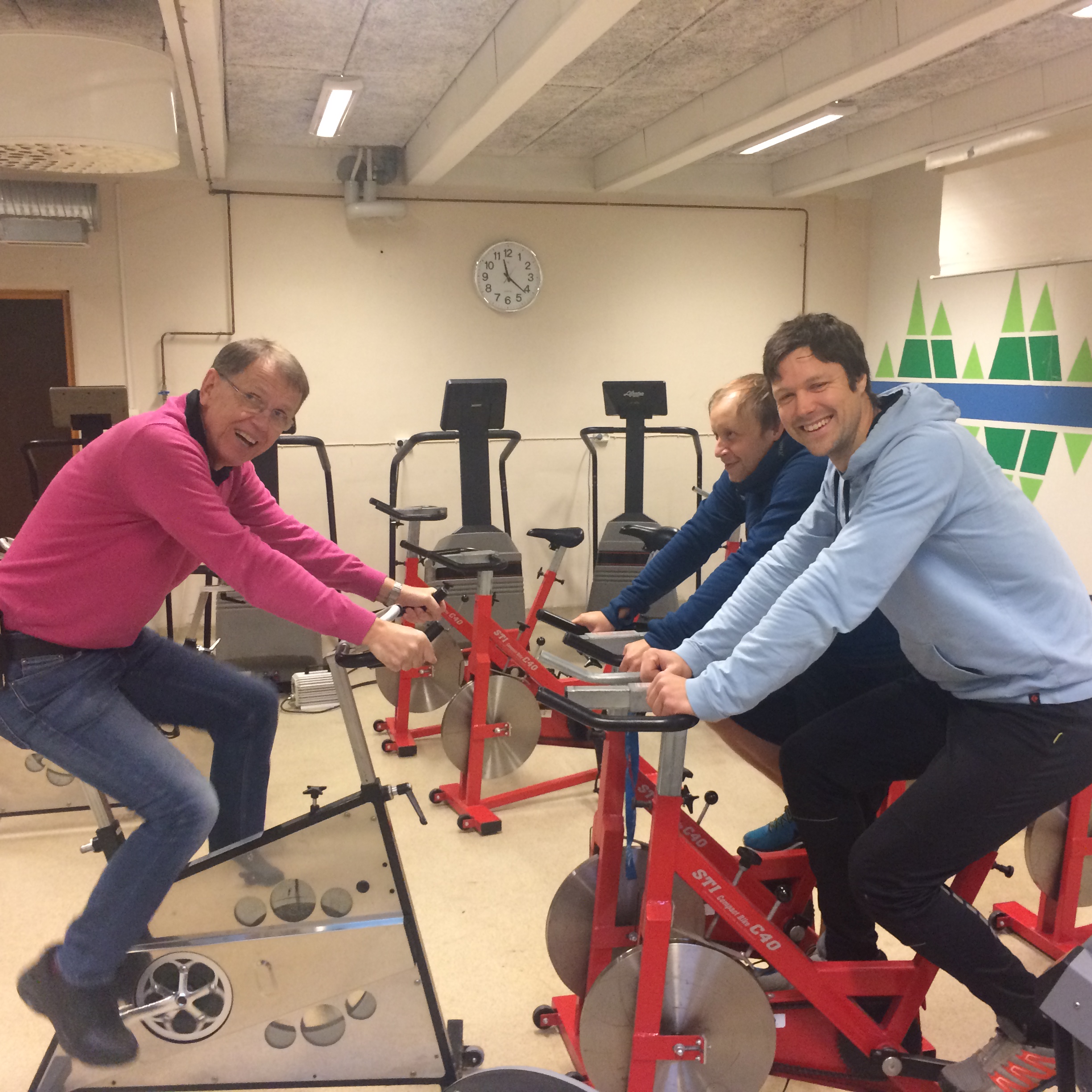 Christer Öjdeby (t v), rektor vid Malung-Sälens gymnasieskola och lärarna Peter Nilimaa och Joakim Eriksson testar träningscyklarna.