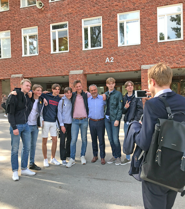 Eleverna ville ta en gruppbild med politikern. Foto: Fredrik Wallin