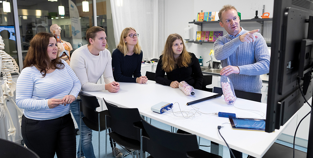 Lärarstudenter vid Högskolan i Halmstad undervisas i DLC. På skärmen uppdateras data om övningen automatiskt. Foto: Anders Andersson.