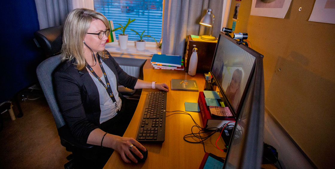 Eva Öhlund Westerberg sitter framför sina dubbla skärmar när hon undervisar.