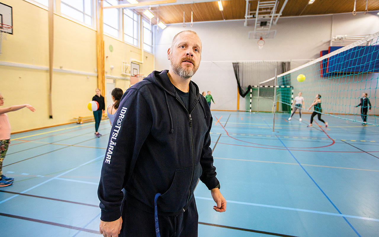 Tommy Lénberg håller lektion i Kärrtorpshallen i södra Stockholm.